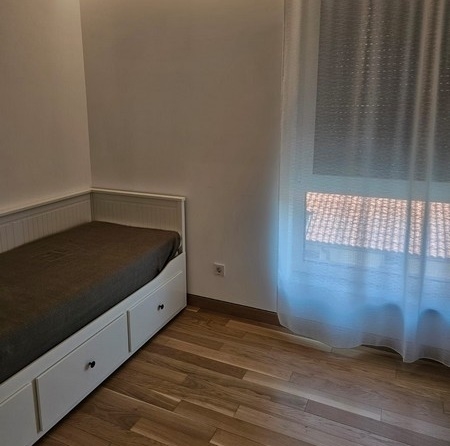 Sovrum med stort fönster