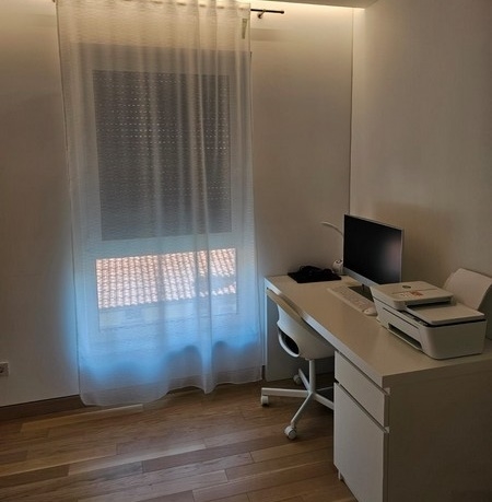 Delvis möblerat sovrum