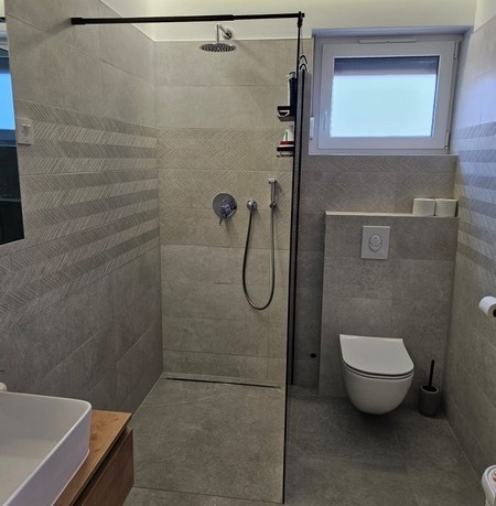 Modernt badrum med stor dusch