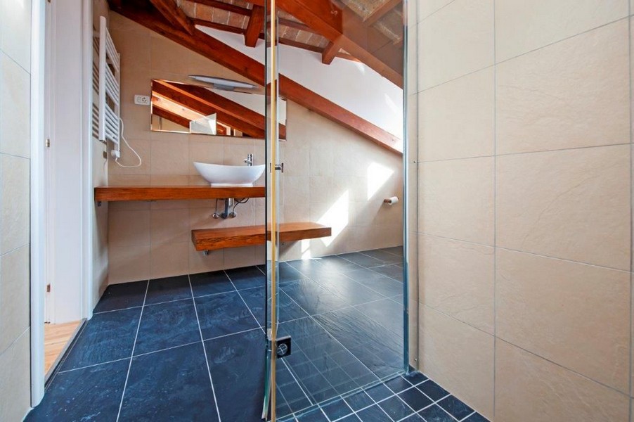 Det eleganta badrummet på vinden i fastigheten.