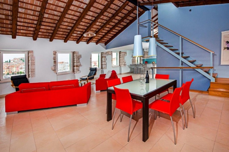 Interna trappor leder till vinden på fastighet A3052 i Istrien - Panorama Scouting.