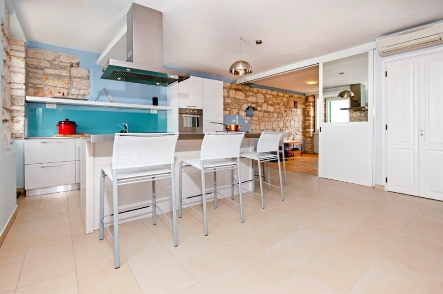 Modernt kök med turkos pentry.