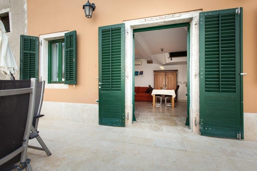 Terrass och utsikt över bostadsområdet på fastighet A3053 i Rovinj, Istrien.