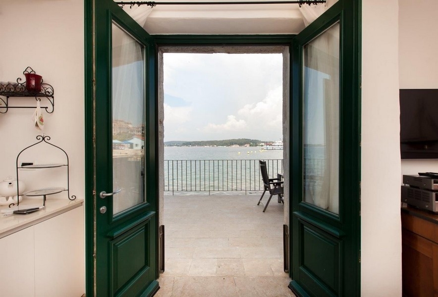 Fastigheter Istrien - Panorama Scouting: Utsikt över terrassen precis vid havet.