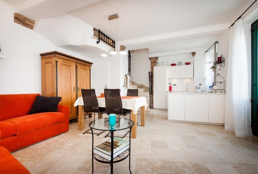 Vardagsrum med elegant medelhavsinredning.