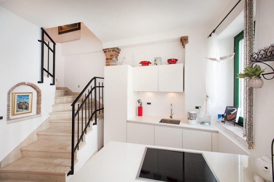 Utsikt över lägenheten och trappan.