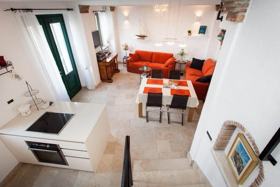 Trappsteg leder till vardagsrummet.