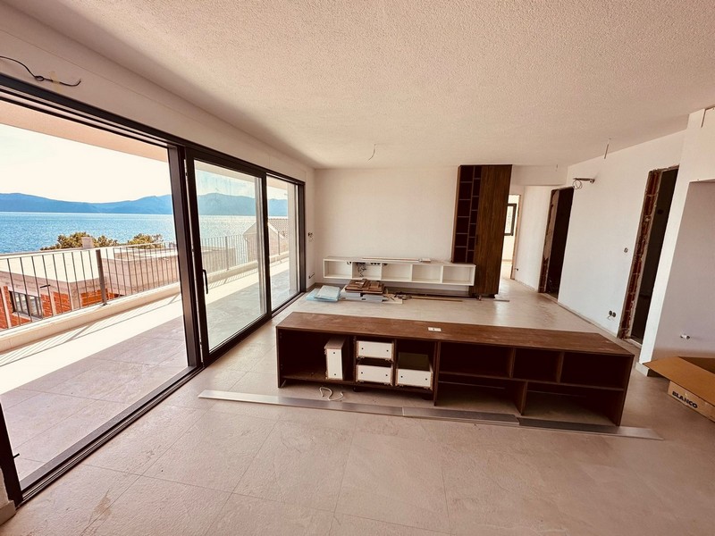 Modernt vardagsrum i lägenhet A3057 i Dalmatien, Kroatien.