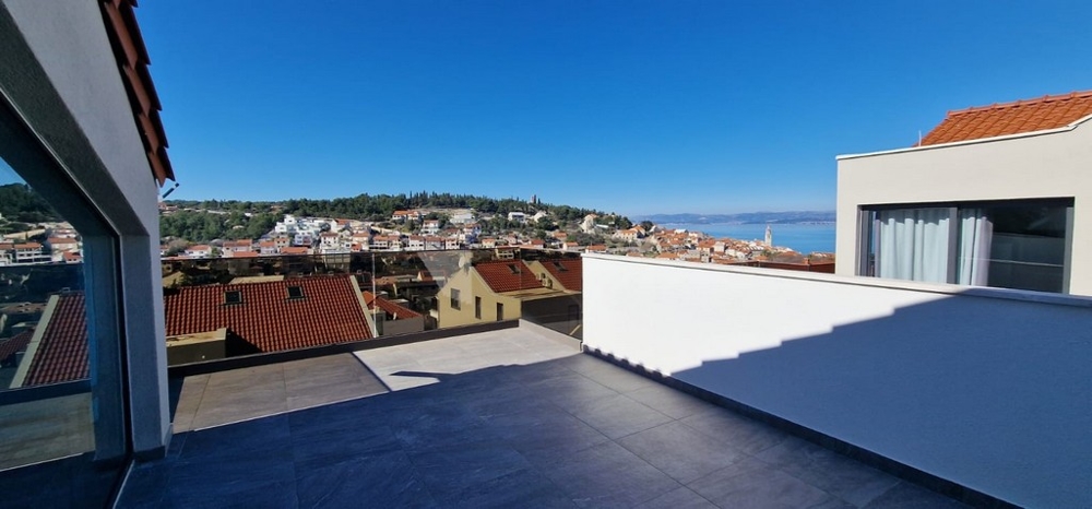 Terrass för fastighet A3058, utbjuden till försäljning på ön Brac, Kroatien.