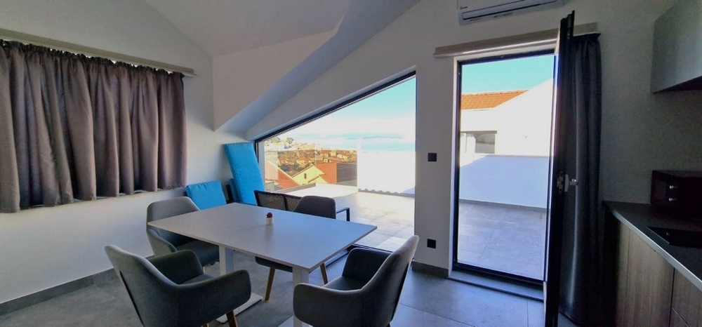 Vardagsrum och utsikt över terrassen.