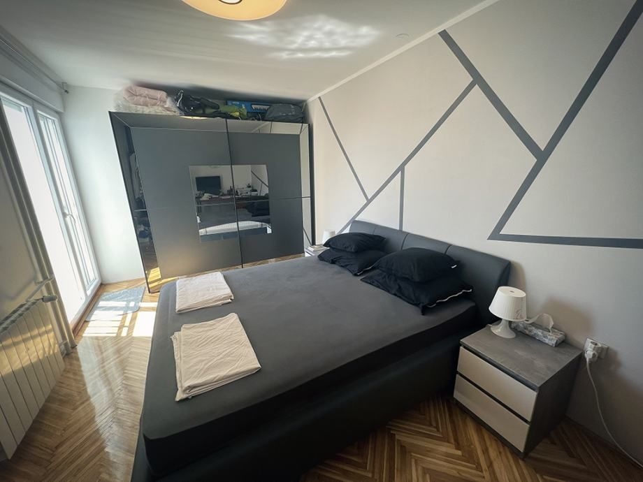 Det moderna och mysiga sovrummet.