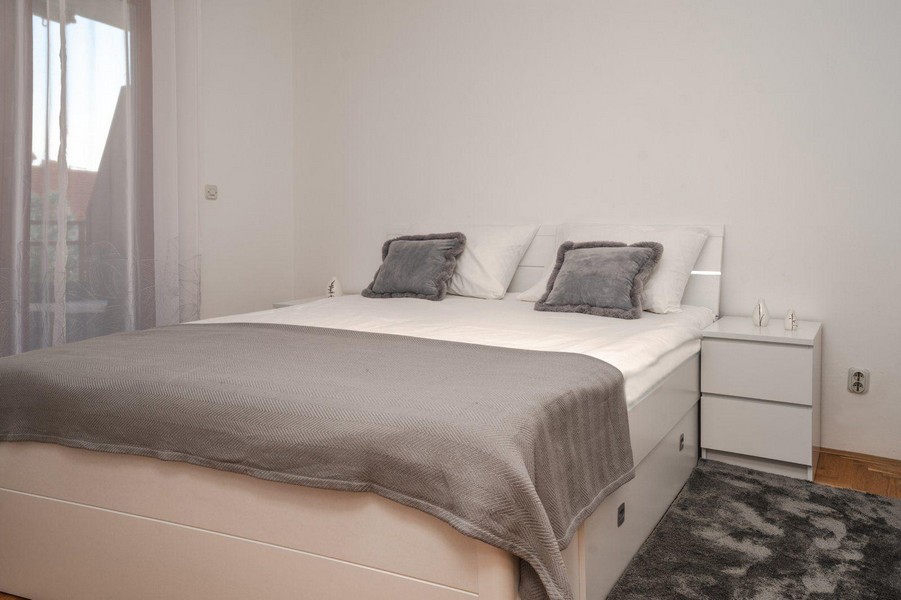 Sovrummet med dubbelsäng.