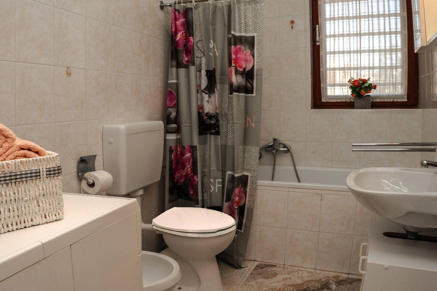 Badrum med badkar och toalett.