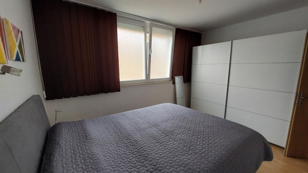 Två sovrum med fönster