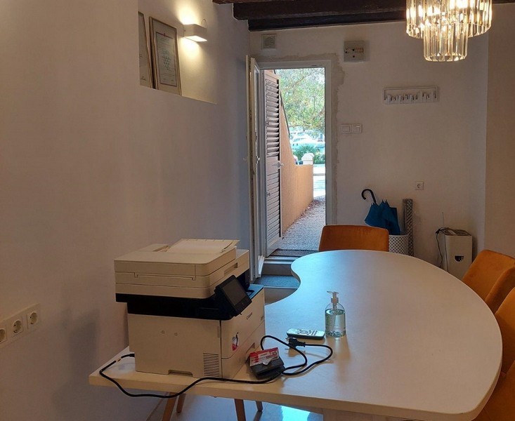 Utsikt från vardagsrummet över strandpromenaden och havet.