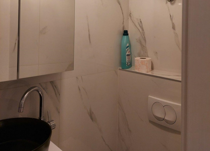 Handfat i badrummet.