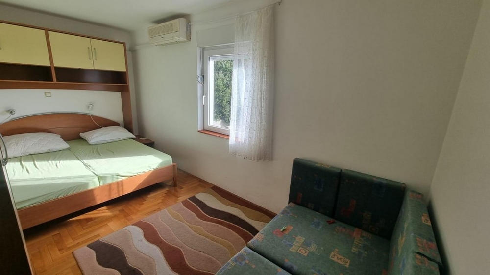 Rymligt sovrum med fönster