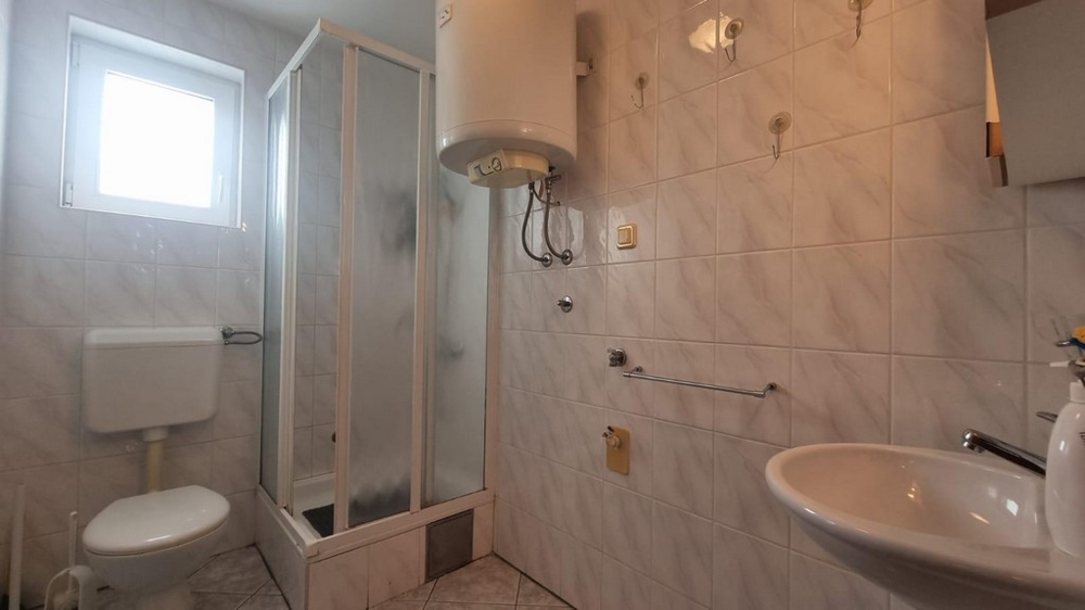 Badrum med fönster och dusch