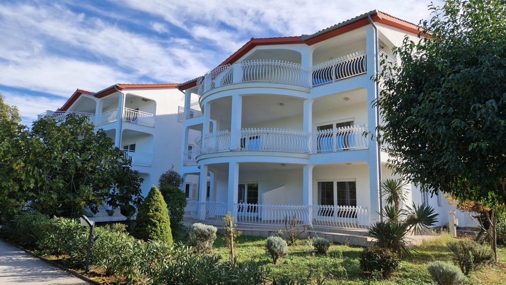 Vackert bostadshus med välskötta lägenheter med gemensam pool