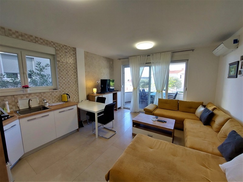 Vardagsrum med utgång till altan.