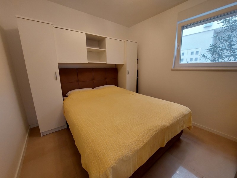 Sovrum med inbyggd garderob.