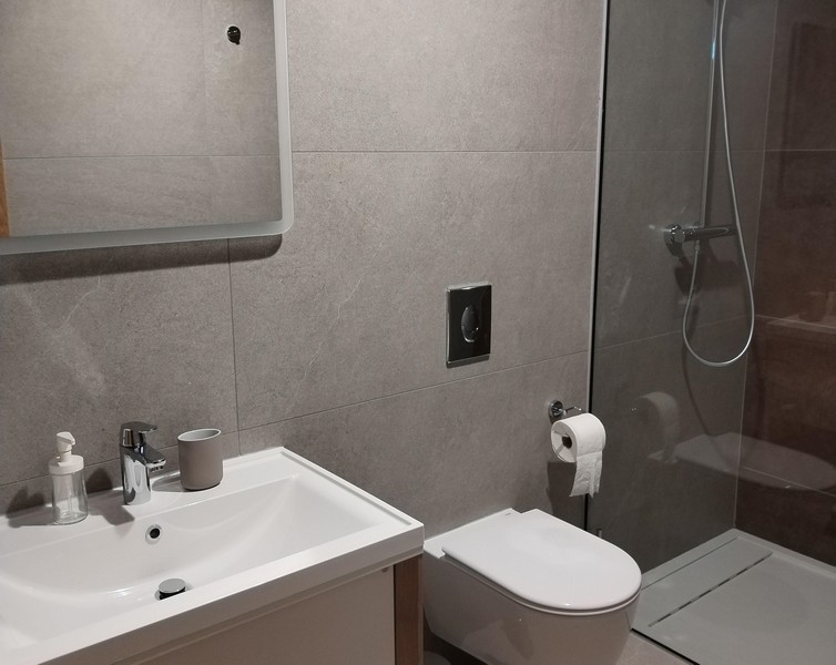 Det moderna badrummet har duschkabin.