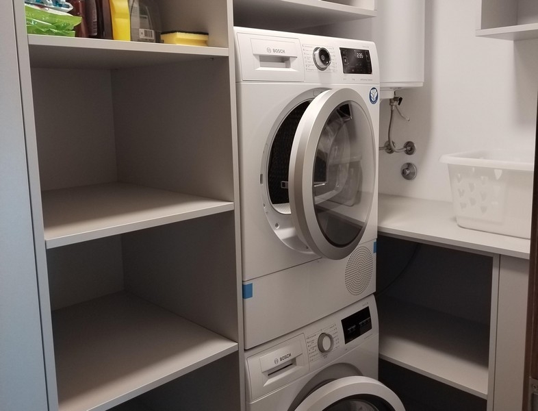 Tvättmaskin och torktumlare i badrummet.