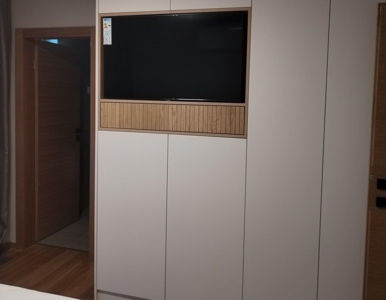 Integrerad TV i sovrummet.