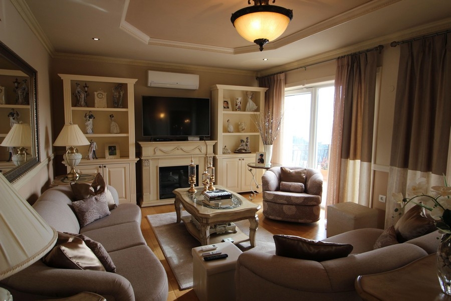 Vardagsrum med utgång till altan