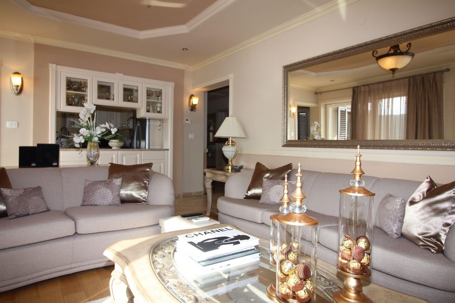 Ljust vardagsrum fullt möblerat