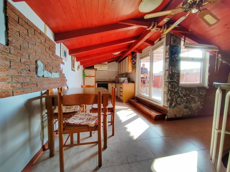 Rum och terrassutsikt på översta våningen i fastigheten.