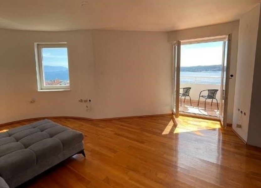 Ljust sovrum i en kroatisk lägenhet med utsikt över naturen genom ett fönster