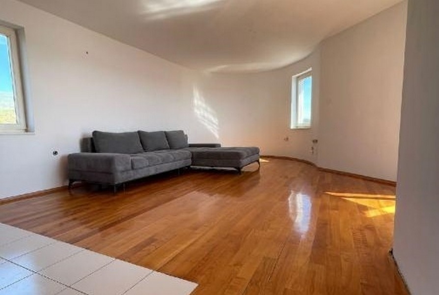 Modernt badrum i en kroatisk lägenhet med dusch.