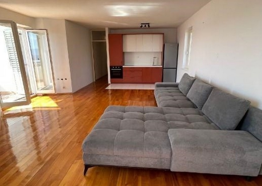 Vardagsrum med modernt kök.