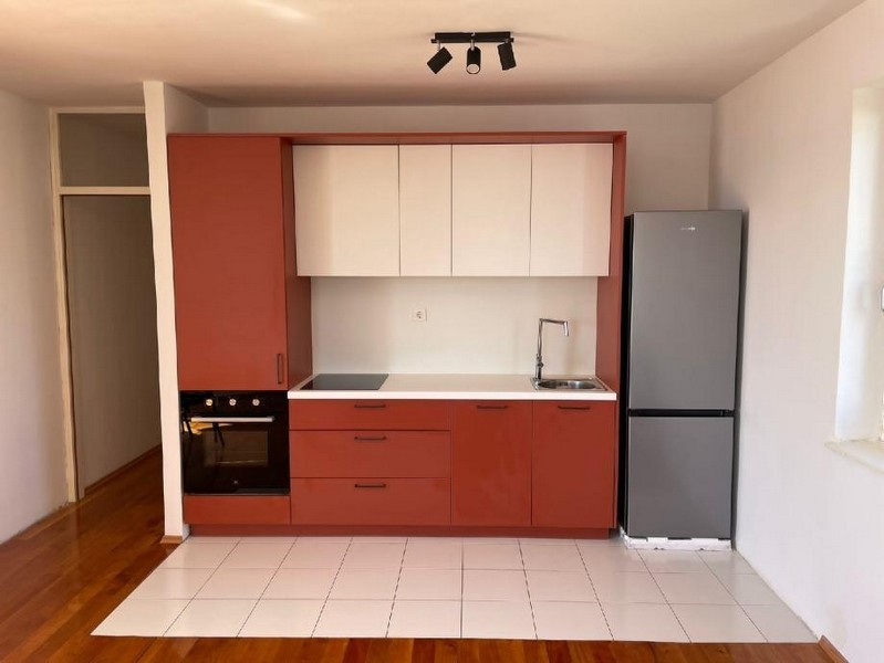 Modernt kök med röda inslag i fastighet A3137, som är till salu i Kroatien.