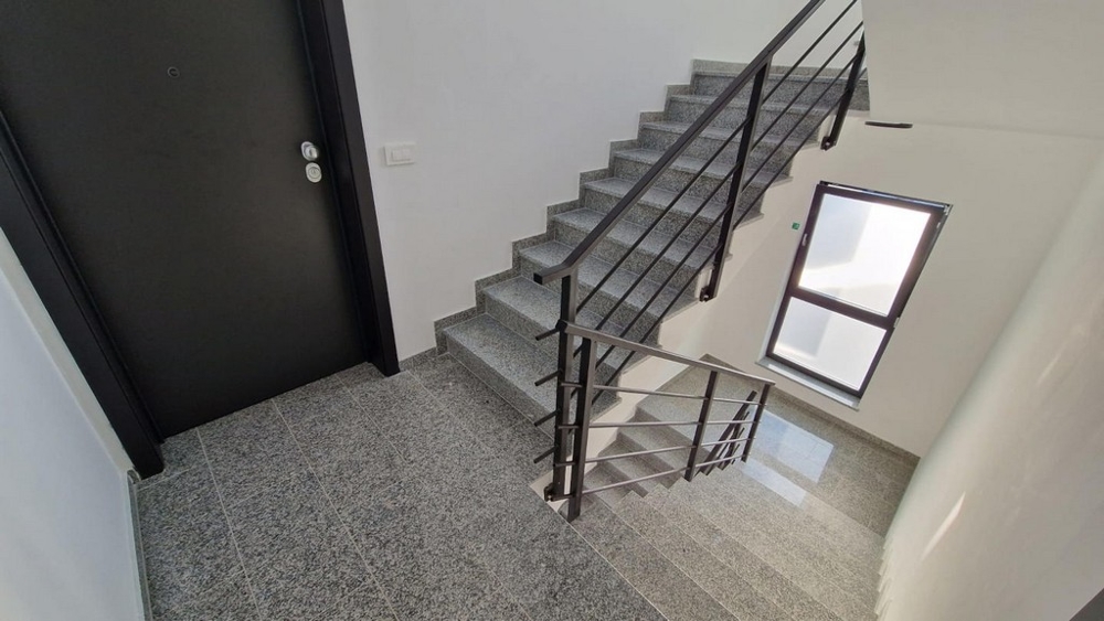 Panorama Scouting - Entré och trappa i en modern fastighet i Kroatien.