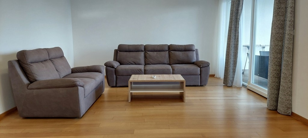 Mysigt vardagsrum med moderna soffor och tillgång till terrassen i Opatija fastighet.