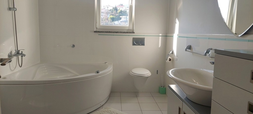 Badrum med stort badkar och fönster