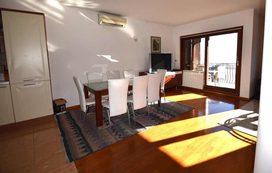 Ljust vardagsrum med tillgång till loggian, fastigheter i Opatija, Kroatien, A3157