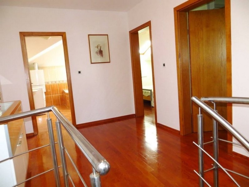 Interiörvy med trägolv och trappräcken, fastigheter i Opatija, Kroatien, A3157.