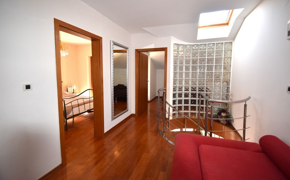 Övervåningen hall med glasblock, duplex lägenhet, Opatija Real Estate, Kroatien, A3157.