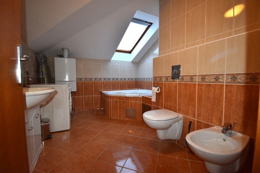 Badrum med badkar i duplex lägenhet, Fastigheter Opatija, Kroatien, A3157.