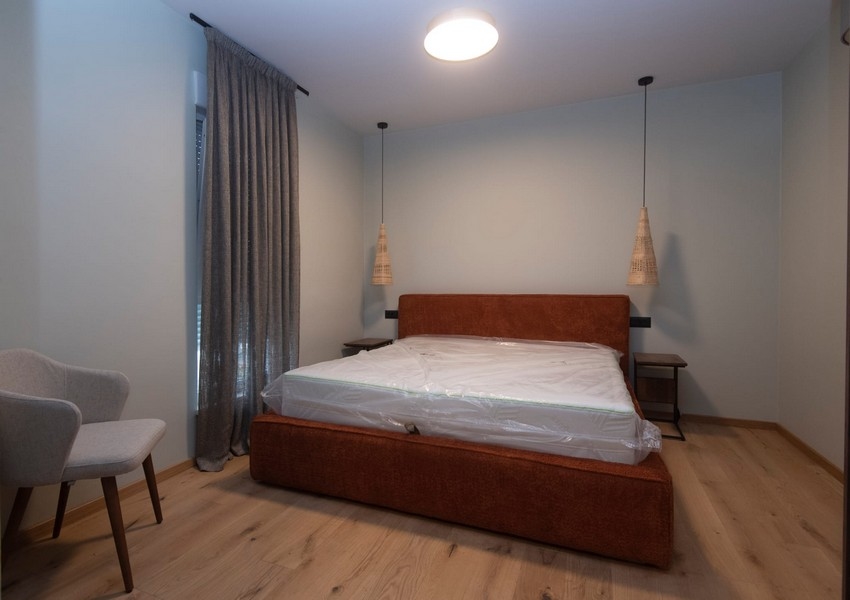 Master bedroom med en bekväm stor säng i en modern lägenhet till salu i Split, Kroatien.