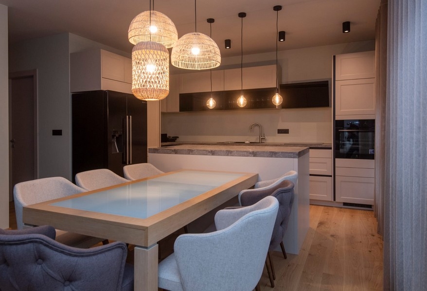 Modern matsal och kök i en modern lägenhet i Split, Kroatien, med designmöbler och inventarier.