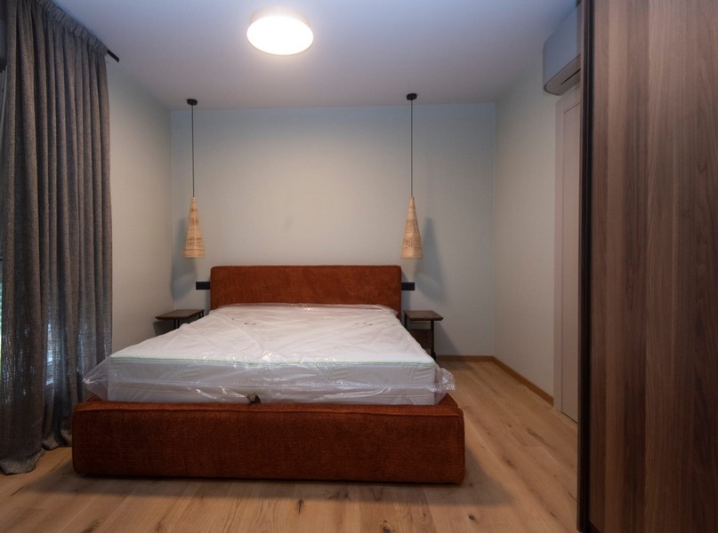 Andra sovrummet i en modern lägenhet till salu i Split, Kroatien som visar modern komfort och stil.