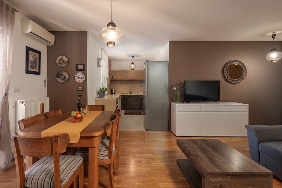 Öppen planlösning vardagsrum med tillgång till kök i en lägenhet till salu i Kroatien.