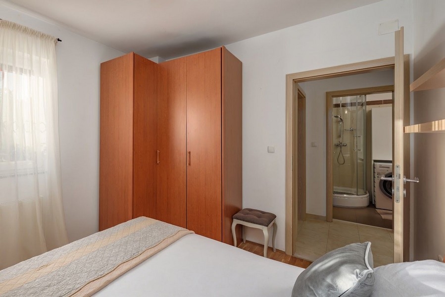 Sovrum med direkt tillgång till badrum i en kroatisk bostadsrätt