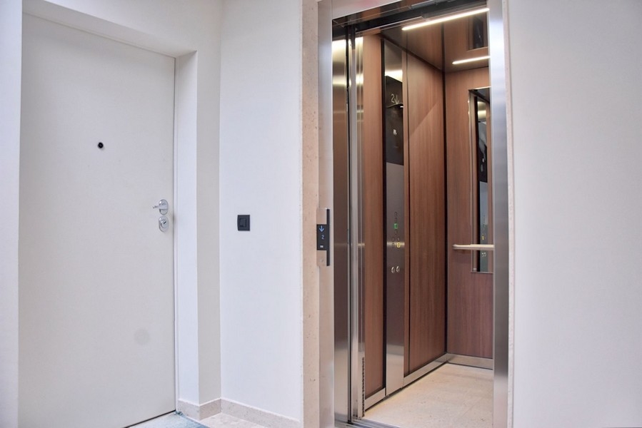 Hissdörr och ingångsområde till en modern takvåning i Istrien till salu.