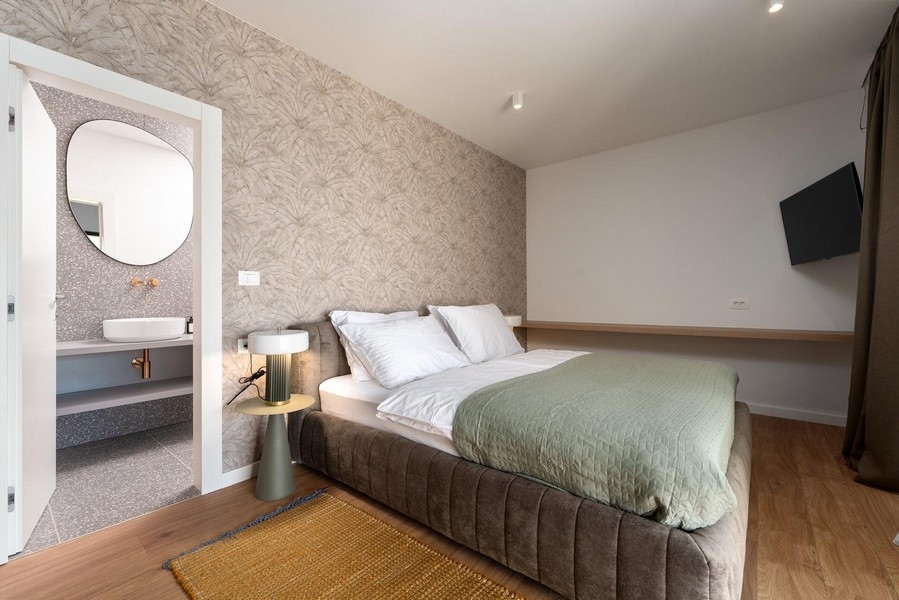 Sovrum med tillhörande omklädningsrum i lyxlägenhet i Istrien, modernt och stilfullt möblerat