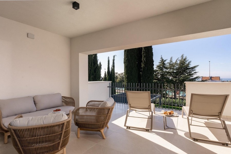 Avkopplingsområde på terrassen i en lyxig lägenhet i Istrien med havsutsikt och bekväma sittplatser